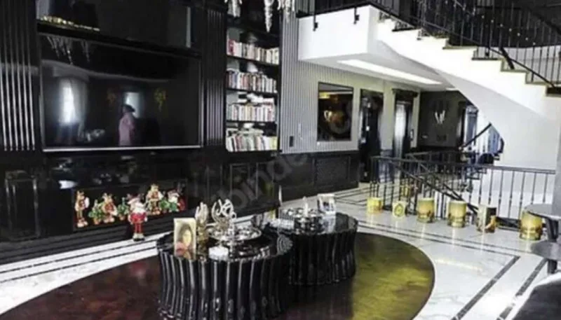 Roluna görə villasını sata bilmir