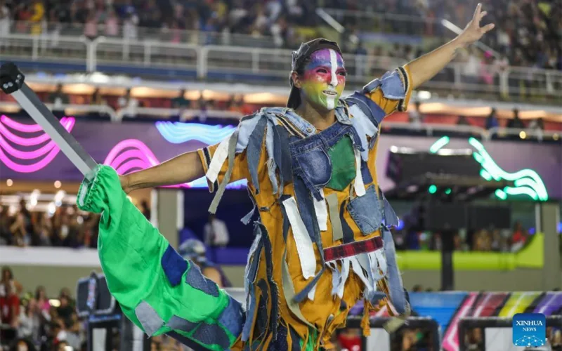 Rio karnavalı başladı - Rəngli fotolar