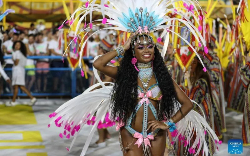 Rio karnavalı başladı - Rəngli fotolar