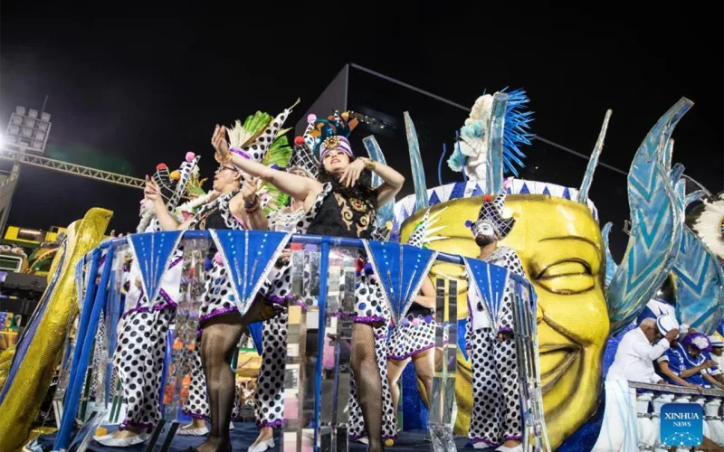 Rio karnavalı başladı - Rəngli fotolar