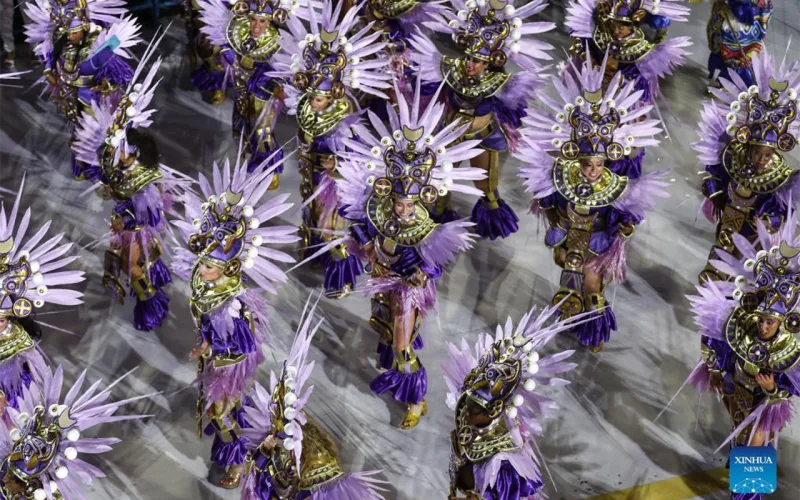 Rio karnavalı başladı - Rəngli fotolar