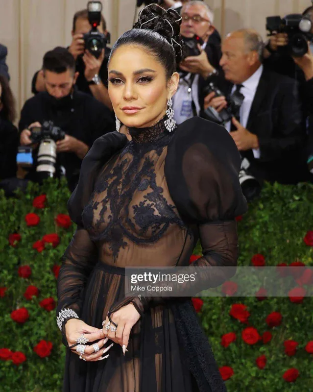 Dəbdəbəli “Met Gala” baş tutdu