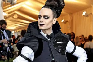 Geyimləri ilə xanım ulduzları kölgədə qoydular