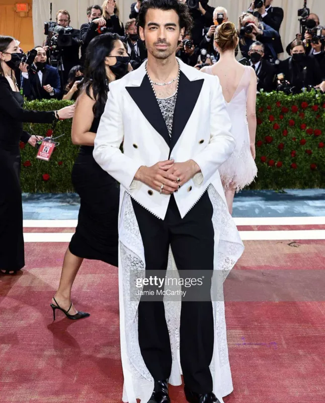 Geyimləri ilə xanım ulduzları kölgədə qoydular