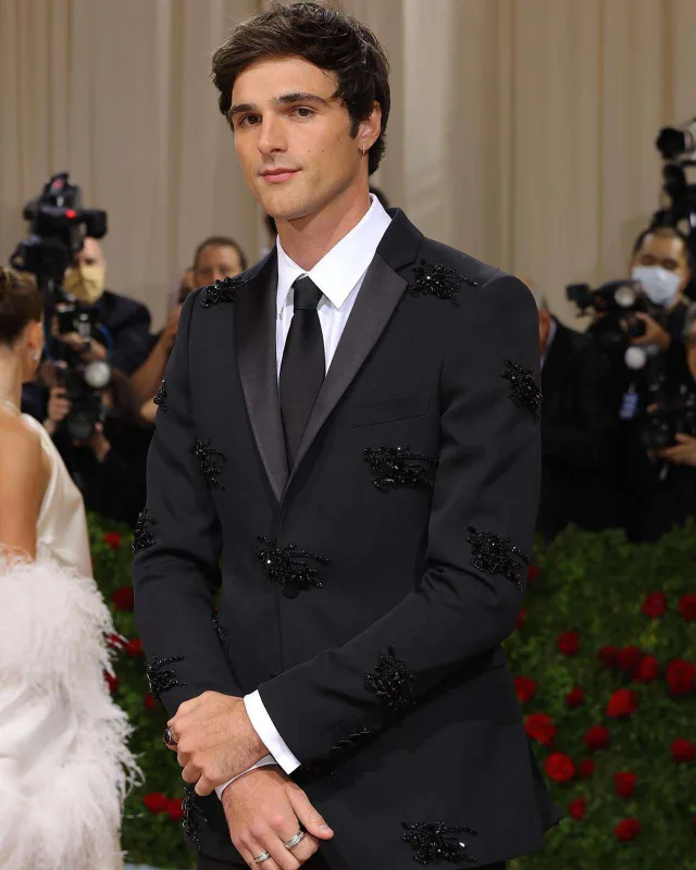 Geyimləri ilə xanım ulduzları kölgədə qoydular