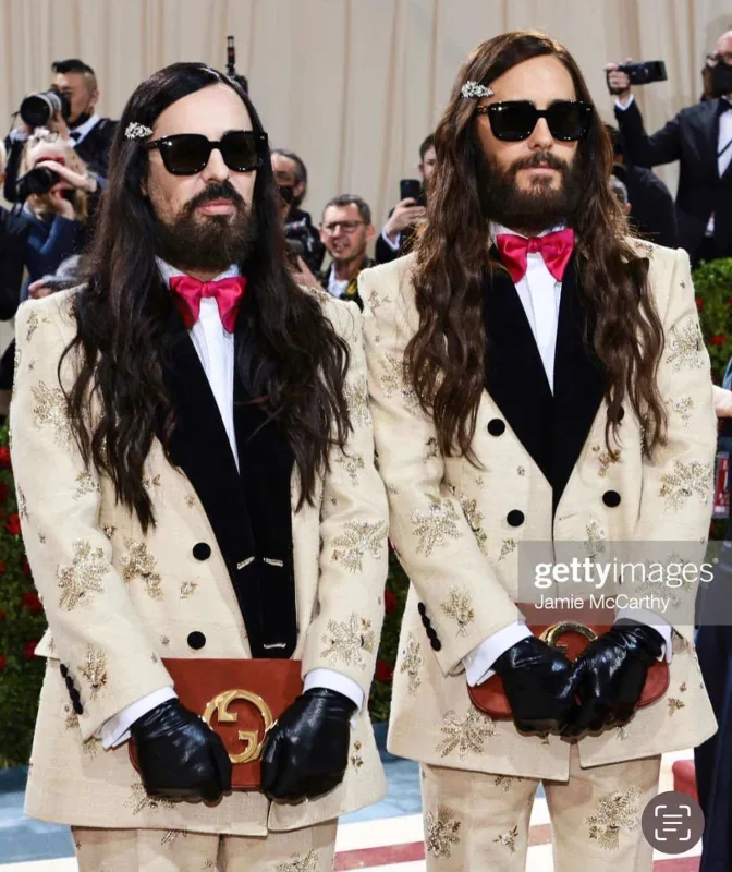 Geyimləri ilə xanım ulduzları kölgədə qoydular