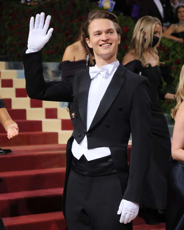 Geyimləri ilə xanım ulduzları kölgədə qoydular