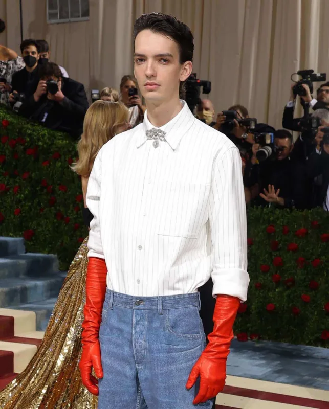 Geyimləri ilə xanım ulduzları kölgədə qoydular