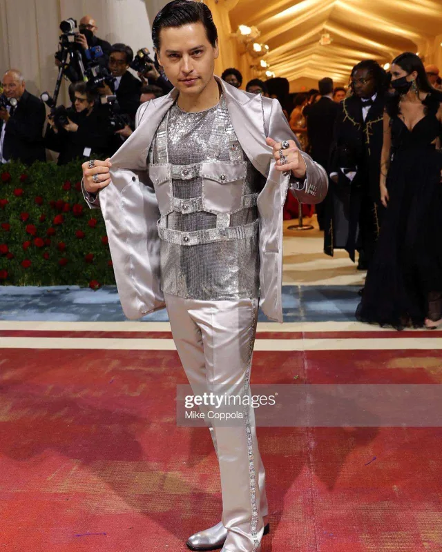 Geyimləri ilə xanım ulduzları kölgədə qoydular