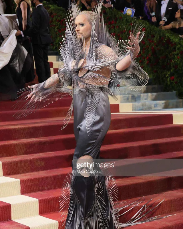 Geyimləri ilə xanım ulduzları kölgədə qoydular