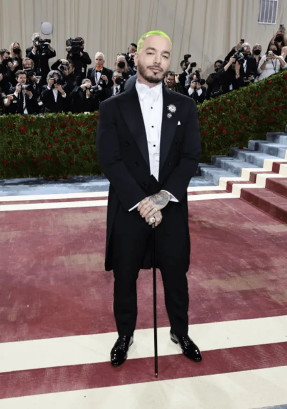 Geyimləri ilə xanım ulduzları kölgədə qoydular