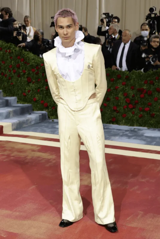 Geyimləri ilə xanım ulduzları kölgədə qoydular