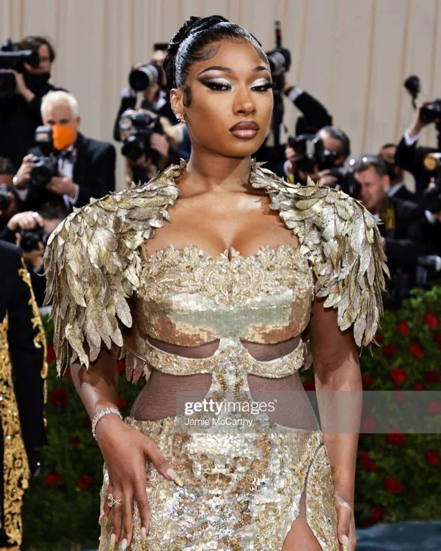 Dəbdəbəli “Met Gala” baş tutdu