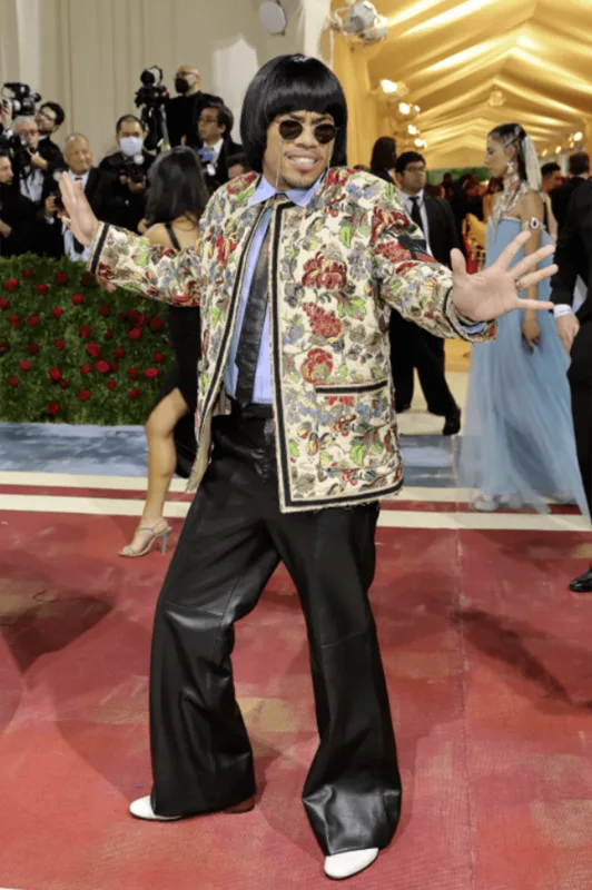 Geyimləri ilə xanım ulduzları kölgədə qoydular