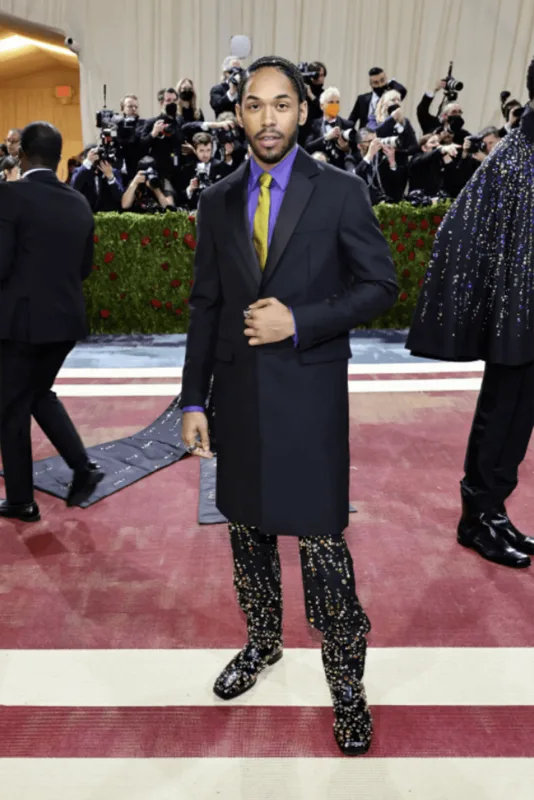 Geyimləri ilə xanım ulduzları kölgədə qoydular