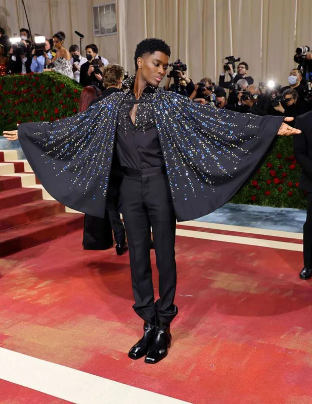 Geyimləri ilə xanım ulduzları kölgədə qoydular