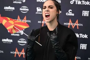 Poza üçün bayrağı yerə atdı - Avroviziyada qalmaqal