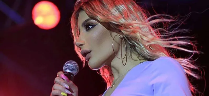 Səhnədən xəyanət edən sevgiliyə mesaj!