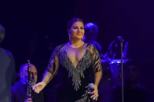 Sibel açılışı Azərbaycan mahnısı ilə etdi