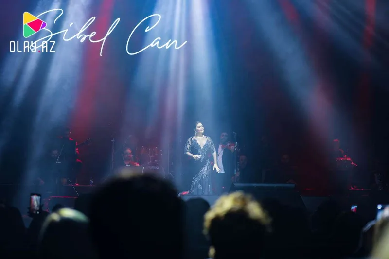Sibel açılışı Azərbaycan mahnısı ilə etdi