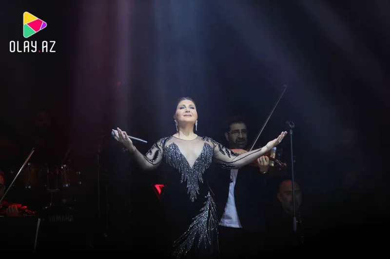 Sibel açılışı Azərbaycan mahnısı ilə etdi
