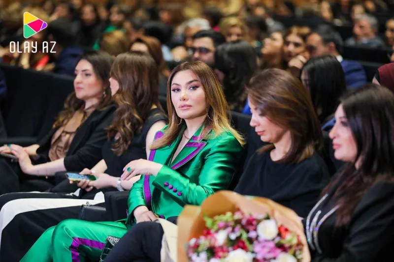 Sibel açılışı Azərbaycan mahnısı ilə etdi