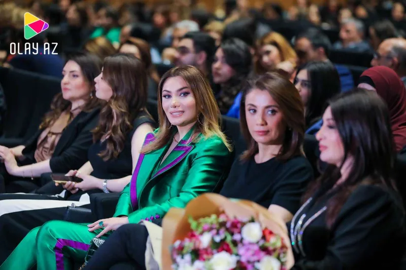 Sibel açılışı Azərbaycan mahnısı ilə etdi