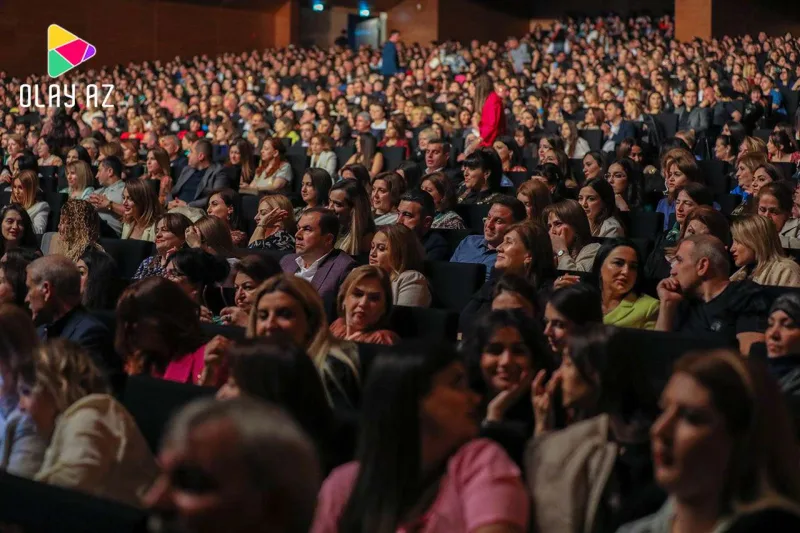 Sibel açılışı Azərbaycan mahnısı ilə etdi