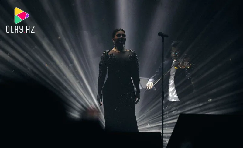 Sibel açılışı Azərbaycan mahnısı ilə etdi