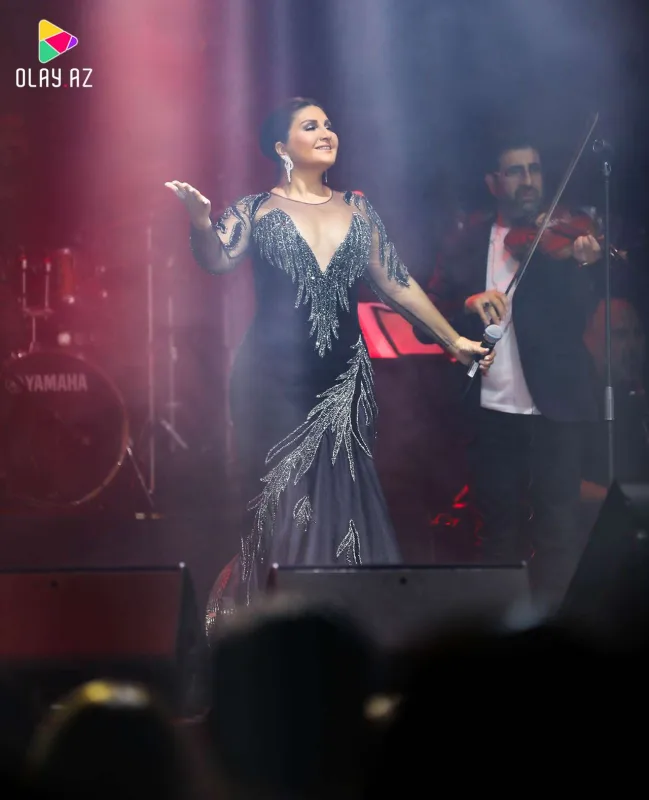 Sibel açılışı Azərbaycan mahnısı ilə etdi