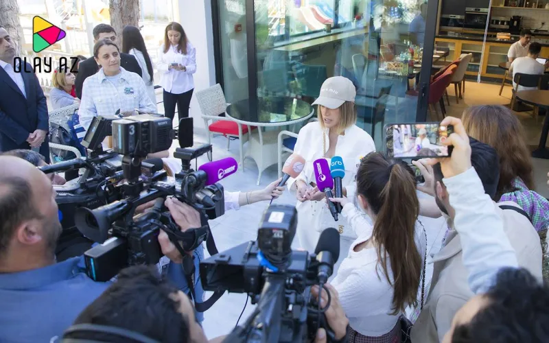 Röya autizmli uşaqlarla görüşdü