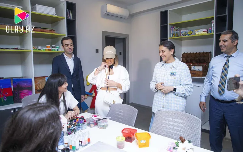 Röya autizmli uşaqlarla görüşdü