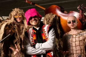 Mükafatdan sonra çəhrayı papağı da satırlar