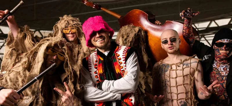 Mükafatdan sonra çəhrayı papağı da satırlar