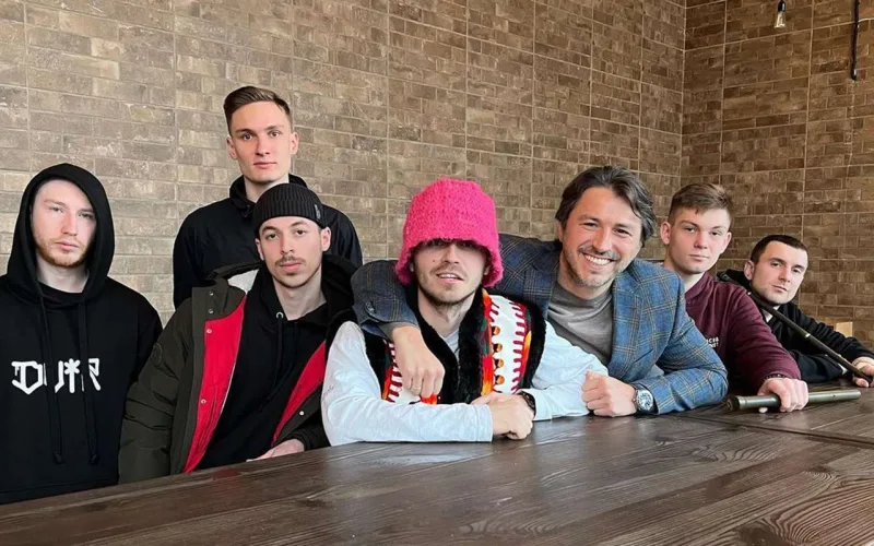 Mükafatdan sonra çəhrayı papağı da satırlar