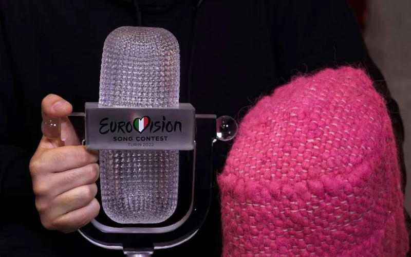 Mükafatdan sonra çəhrayı papağı da satırlar