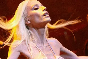 Gülşen Bakıda səhnəyə bu geyimdə çıxdı