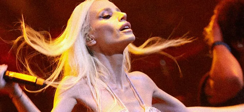 Gülşen Bakıda səhnəyə bu geyimdə çıxdı