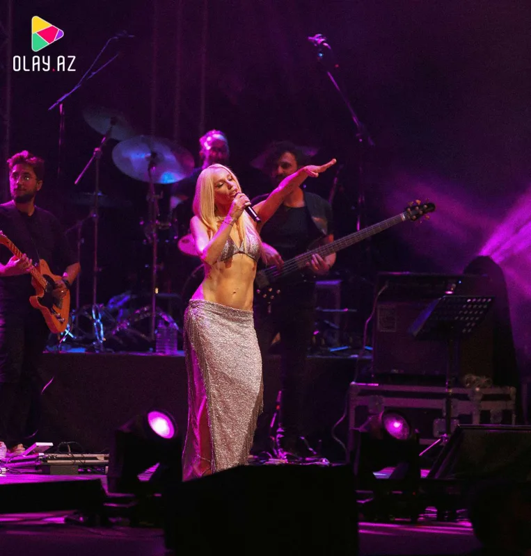 Gülşen Bakıda səhnəyə bu geyimdə çıxdı