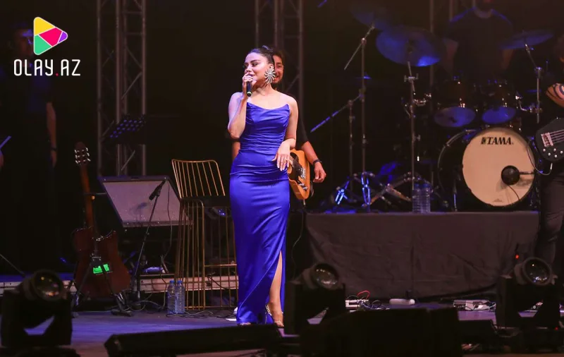 Gülşen Bakıda səhnəyə bu geyimdə çıxdı