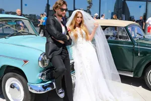 Nigar retro festivala gəlinlikdə gəldi