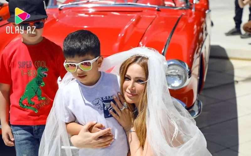 Nigar retro festivala gəlinlikdə gəldi