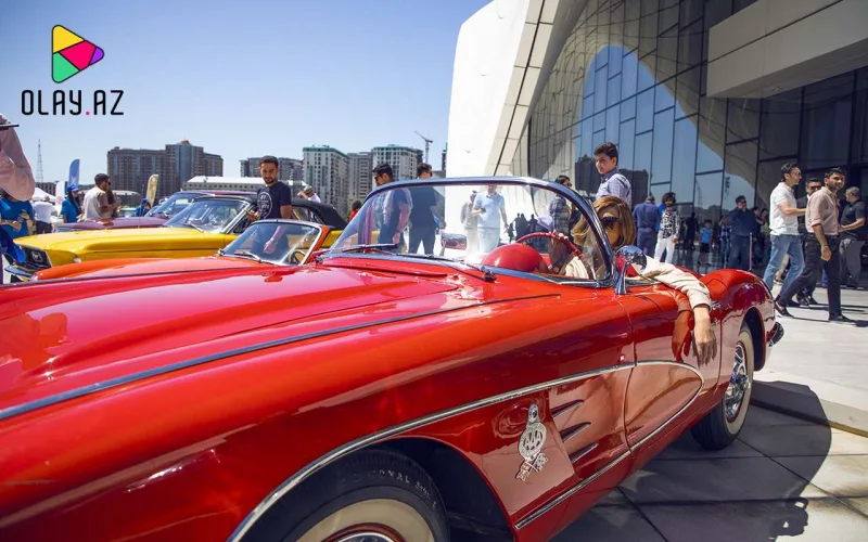 Röya retro maşın sərgisində