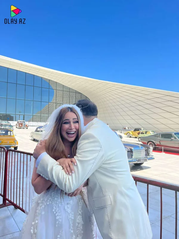 Nigar retro festivala gəlinlikdə gəldi