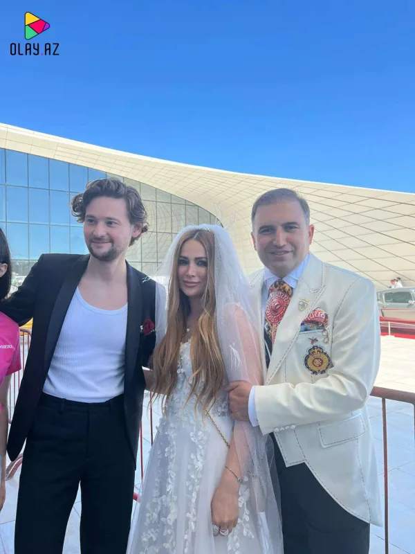 Nigar retro festivala gəlinlikdə gəldi