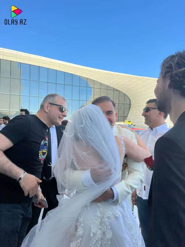 Nigar retro festivala gəlinlikdə gəldi