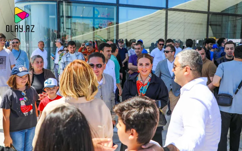 Röya retro maşın sərgisində