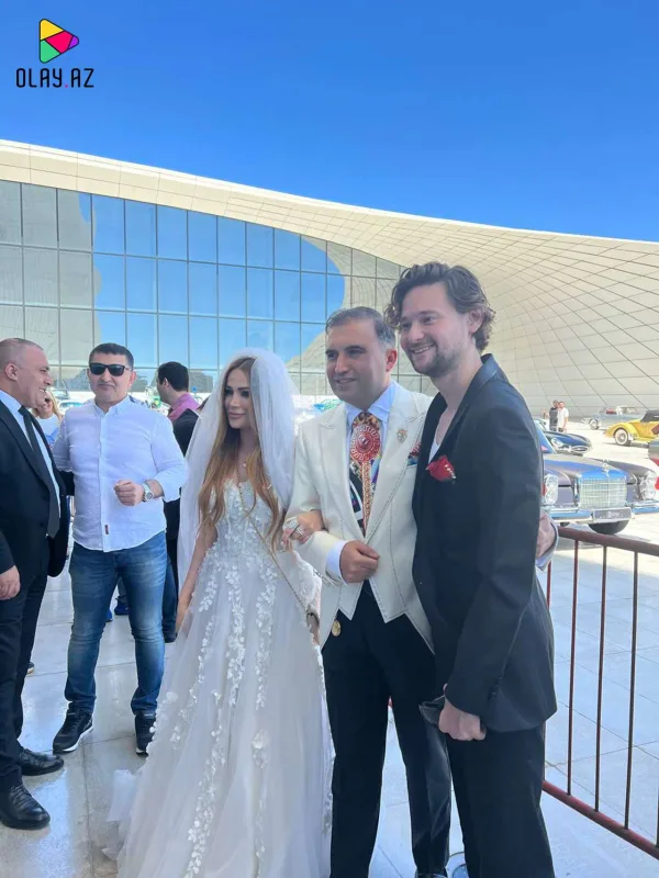 Nigar retro festivala gəlinlikdə gəldi