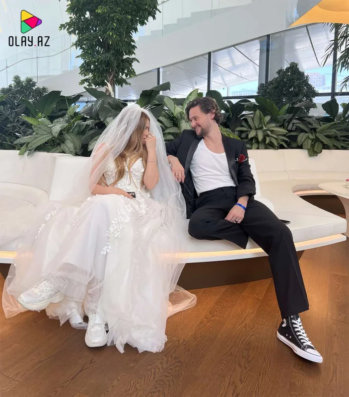 Nigar retro festivala gəlinlikdə gəldi