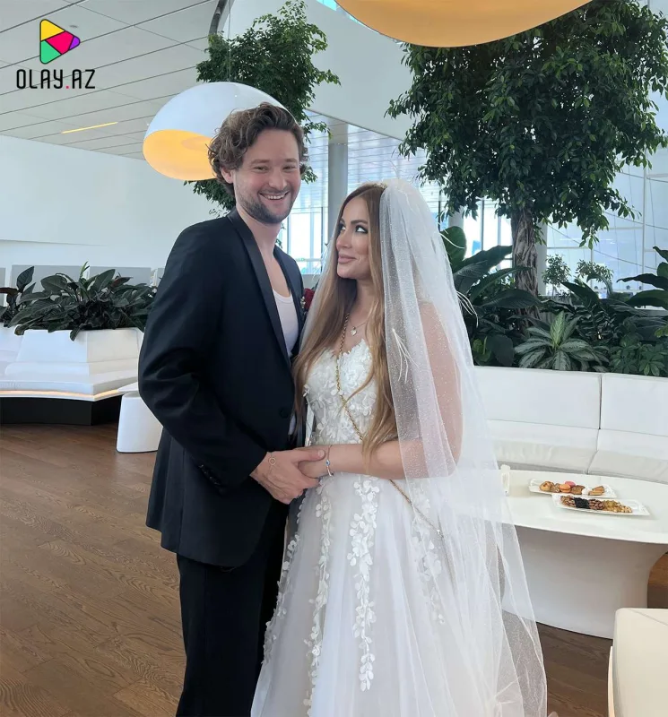 Nigar retro festivala gəlinlikdə gəldi